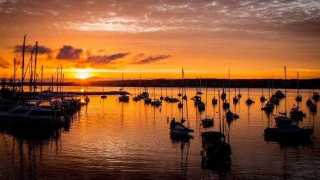 Serene Sunset Over Tranquil Lake Scene wallpaper