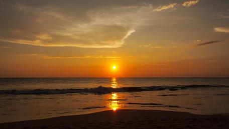 Golden Sunset Over the Tranquil Sea wallpaper