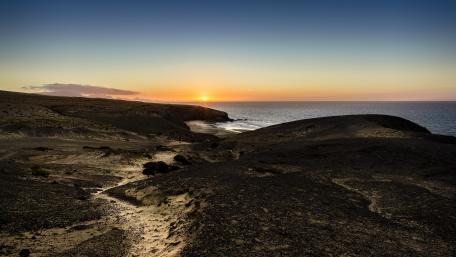 Serene Sunset Over the Ocean Shoreline wallpaper