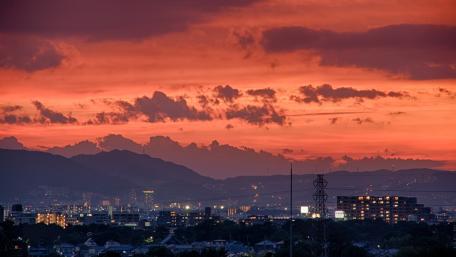Vibrant Sunset Over Urban Skyline wallpaper