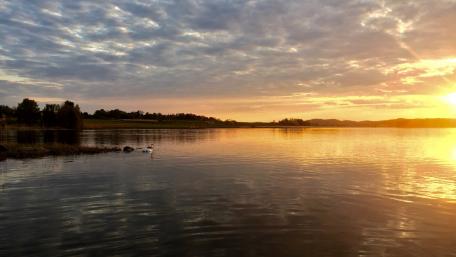 Tranquil Sunset Over Lake View wallpaper