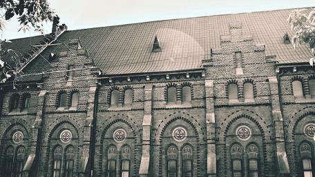 Historic Architecture in Monochrome Beauty wallpaper