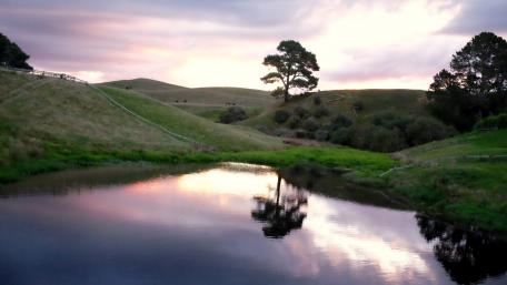 Serene Lake Reflection at Dusk wallpaper