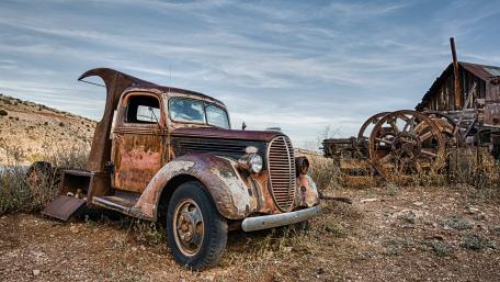 Rusty car wreck wallpaper