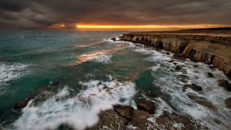 Majestic Coastal Serenity at Dusk wallpaper