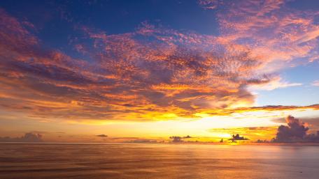 Sunset Symphony Over Tranquil Waters wallpaper
