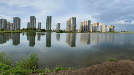 Urban Serenity Reflected in Water wallpaper