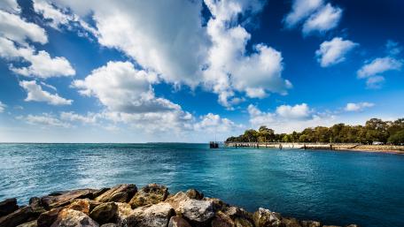 Serene Coastline and Expansive Sky wallpaper