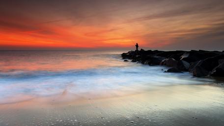 Tranquil Sunset Over the Horizon wallpaper