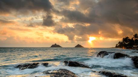 Serene Sunset Over the Ocean Waves wallpaper