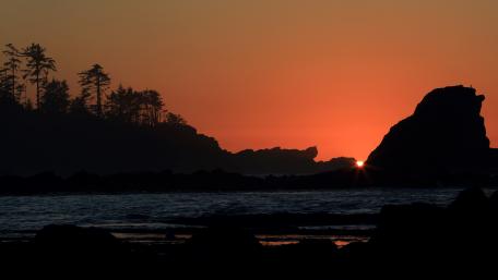 Serene Sunset Over the Sea wallpaper