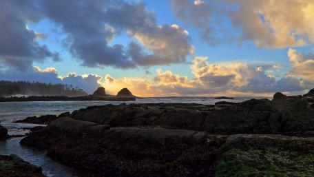 Serene Shoreline at Sunset in 4K Quality wallpaper