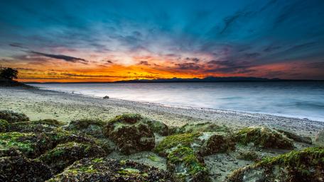Tranquil Sunset Over Serene Beach wallpaper