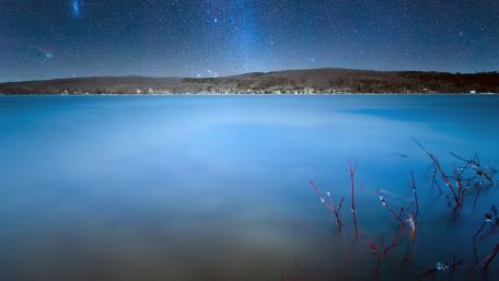 Starry Night Over Tranquil Lake wallpaper