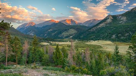 Majestic Sunrise Over Mountain Peaks wallpaper