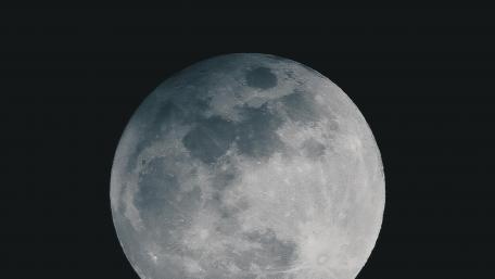 Lunar Majesty in the Night Sky wallpaper
