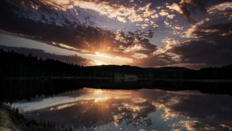 Serene Sunset Reflection over the Lake wallpaper