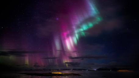 Dazzling Aurora Borealis in the Night Sky wallpaper