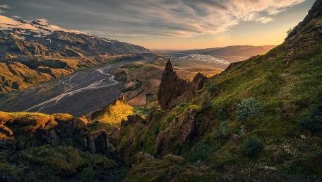 Majestic Wilderness at Dawn wallpaper