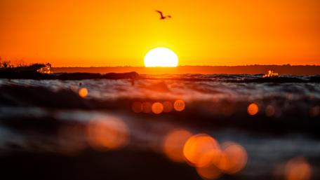 Vibrant Sunset Over Serene Lake Scene wallpaper
