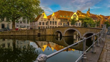 Old bridge in Brugge wallpaper