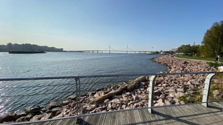 Serene City Waterfront Views in 4K Resolution wallpaper