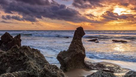 Majestic Sunset Over Serene Beach wallpaper