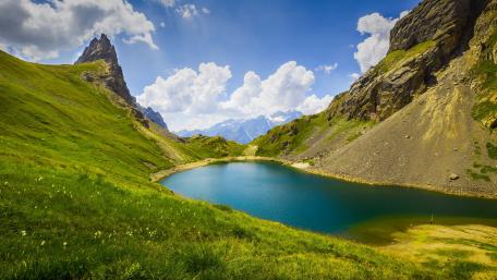 Serene Mountain Lake in the Highlands wallpaper