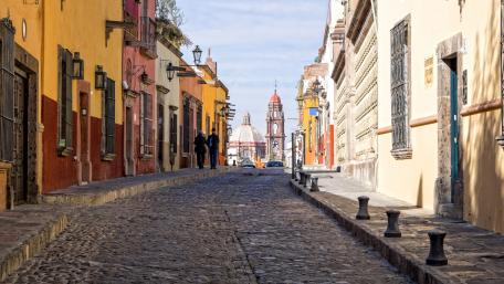 Charming Cobblestone Alleyway in the City wallpaper