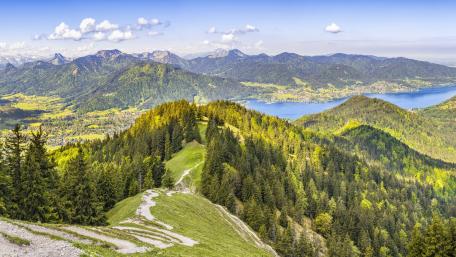 Breathtaking Mountain Lake View in 4K Resolution wallpaper
