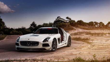 Sleek Mercedes SLS with Iconic Gullwing Doors wallpaper