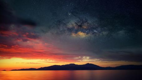 Starry Night Over Tranquil Waters wallpaper