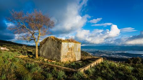 Abandoned Cabin on a Scenic Hilltop wallpaper