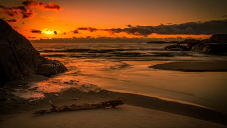 Radiant Sunset Over Tranquil Beach Scene wallpaper