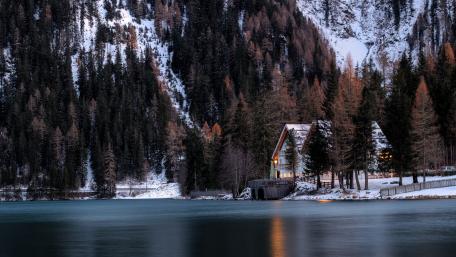 Lakeside cottage wallpaper