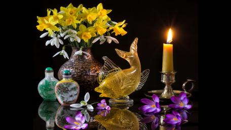 Elegant Still Life with Daffodils and Candlelight wallpaper