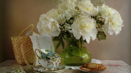 Elegant White Flower Arrangement in Vintage Setting wallpaper