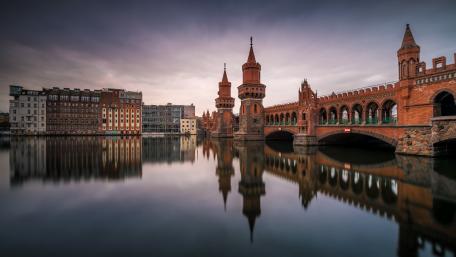 Oberbaum Bridge over Spree River, Berlin wallpaper