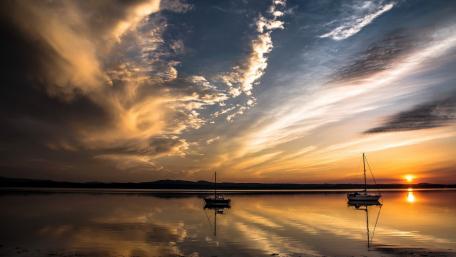 Serene Sunset Reflections Over Calm Waters wallpaper