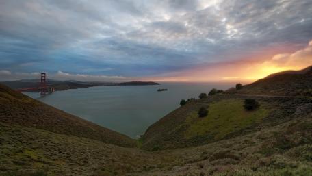 Golden Gate Bridge at Dusk Moments of Serenity wallpaper