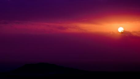 Vibrant Sunset Over Mountains wallpaper
