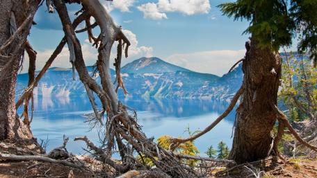 Serene Mountain Lake Reflection wallpaper