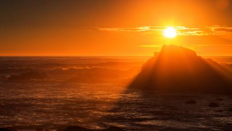 Golden Sunset Over Serene Ocean Waves wallpaper
