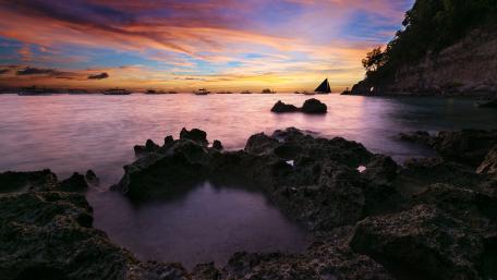Serene Sunset Over Tranquil Bay Waters wallpaper