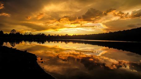 Sunset Serenade Over Tranquil Waters wallpaper