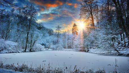 Serene Winter Sunrise Over Frozen Lake wallpaper