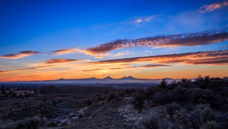 Stunning Sunset Over Majestic Mountains wallpaper