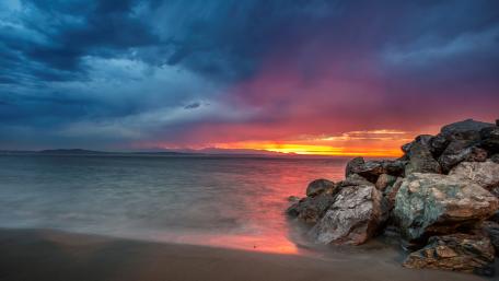 Tranquil Sunset Over the Serene Beach Scene wallpaper