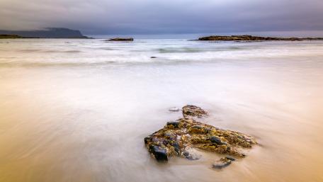 Serene Shoreline at Dusk Glow wallpaper