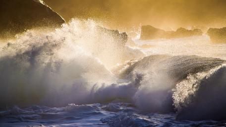 Majestic Sea Waves at Sunset wallpaper